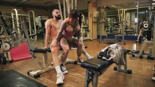 Il personal trainer mi scopa e mi sborra in gola in palestra (DIALOGHI IN ITALIANO)