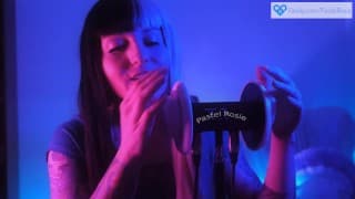 SFW ASMR - 柔和的 Rosie 用耳部按摩磨合您的刺痛感 - Egirl 3dio 揉搓挑逗耳语