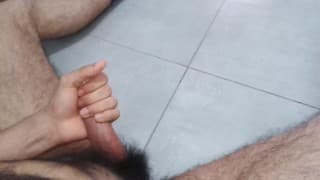 POV 我的视线。工作中极度饥渴，所以我用手淫我的毛茸茸的鸡巴，直到在我的腋窝上释放出巨大的射精