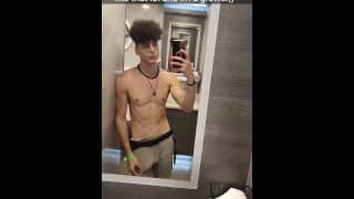 被禁止的 TikTok - 悬挂的瘦 eboy 青少年在音乐节上公开展示柔软的鸡巴印花