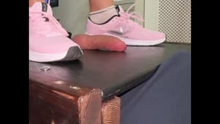 闺蜜不能得到足够的我的 Pink Nike 运动鞋踩他的鸡巴。