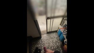 观看色情视频后享受射精的学生