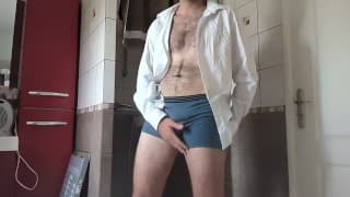 Strip tease avant la douche