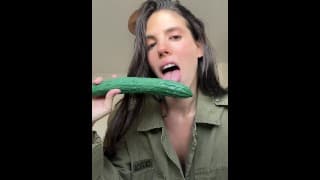 Israeli solider suck cucumber חיילת ישראלית מוצצת מלפפון (ONLYFANS-Spicykween)