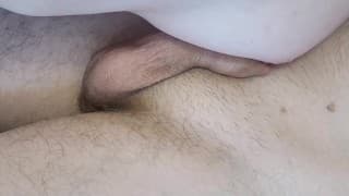 他的鸡巴从我的奶子里漏出来，我的阴户也从他的鸡巴里漏出来 // 乳房在鸡巴上摩擦