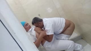 Puta enfermera se coje a colega en el baño del hospital