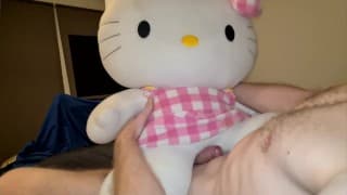 与 HELLO KITTY bigg 毛绒玩具发生性关系，在她身上狠狠地射精