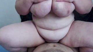 女牛仔 BBW 妻子骑着我的鸡巴，她很享受！HUGE TITS 和屄