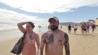 Salimos a caminar desnudos a la playa publica y termino con mi polla adentro