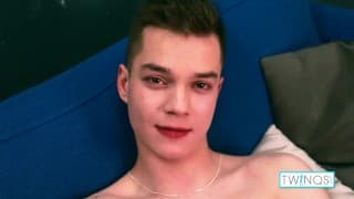 漂亮的twink Ethan O同时取悦他的屁股和鸡巴！