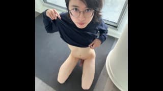 Cute femboy跪在地上自慰，用他的小嘴和舌头清理地板上的精液