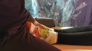 Giving sockjob，他射在我的袜子上