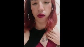 Linda peliroja transexual jugando cachonda