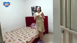 我看到我的继妹在她的房间里自慰，我要用我的鸡巴帮她