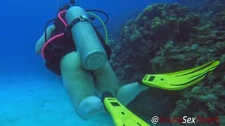 Couple Get Naked on SCUBA!