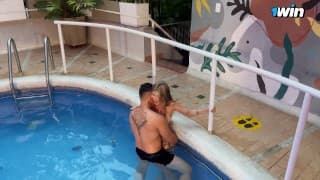 Desconocido me folla duro en la piscina del hotel mientras mi novio no está