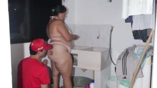 milf  se folla a su hijastro en la zona de ropas con mucha leche en las tetas