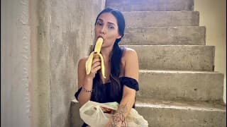 A MI VECINA LE GUSTA TANTO LA BANANA QUE AHORA TIENE GANAS DE LA MIA - PORNO EN ESPAÑOL