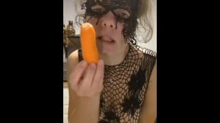 Abonne toi MYMFANS Faucettes se plante une carotte 🥕 et la croque dans la cuisine tu me fourre