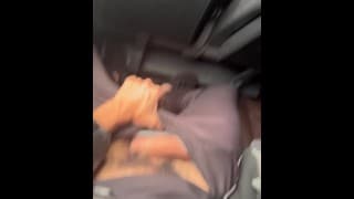 男孩与大而粗的鸡巴在旅行巴士内炫耀