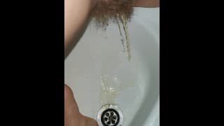 💛 毛茸茸的阴户在水槽里撒尿 💦 变态妈妈撒尿并滴下内射