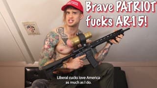 MAGA PATRIOT 使用 LIBERAL TEARS 作为润滑剂乱搞 AR15（讽刺）