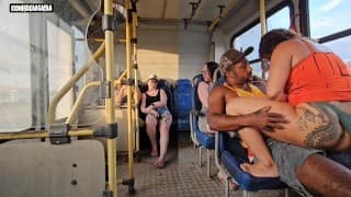 MULHER CASADA DAR MOLE PRA UM CARA ESTRANHO DENTRO DO ONIBUS E TERMINA TRANZANDO COM ELE