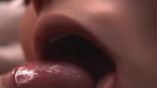 她用舌头抚摸我的缰绳和球，为此她得到了内射
