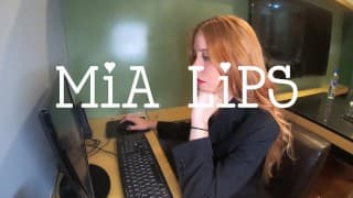 性感的秘书Mia Lips 👄的电脑有问题，系统工程师帮她弄湿