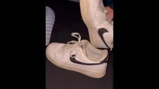 射精在肮脏的白色 Nike Air Force 1