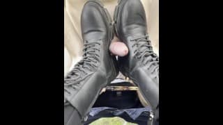 在外面的车里用尼龙的淫荡BOOTJOB&FOOTJOB，我的继兄弟💦在我的BOOT👢😍上