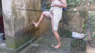 අම්මෝ කැරි කද නන්ගි ගමේ ඉදන් ඇවිත් Lesbian Solo girl bathing fun SRI LANKAN LESBIAN