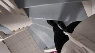 Masturbation auf der Treppe, ich hoffe, die Nachbarn haben es nicht gehört