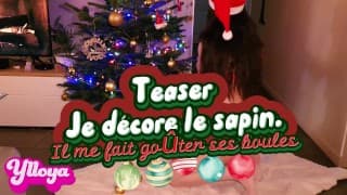 Je décore le sapin de Noël, et il me pousse à lécher les boules.