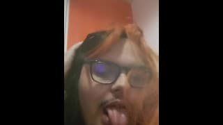 Une petite conne s'enfonce son plug a sec , elle mériterai une sodomie par combien de noir ??