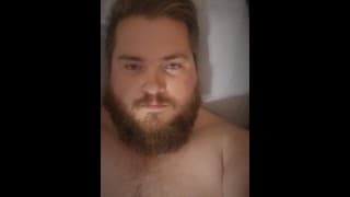 白人直男抚摸着他坚硬的鸡巴