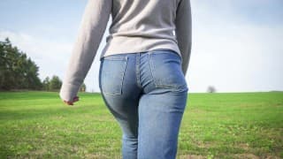 熟女与肥臀穿着宽松的牛仔裤在户外散步