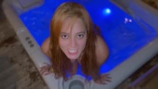 Latina caliente se coge a su hermanastro en el jacuzzi con un gran squirt