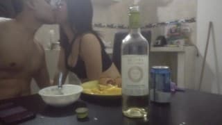 Pareja colombiana bailando y cenando en año nuevo. Latina Big ass de cuerpo perfecto