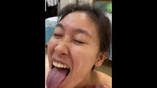 青少年荡妇羞辱吐在脸上和喉咙上性交。
