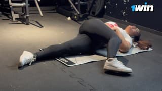 与健身房大屁股的年轻女子同床共枕 - Nike Pro Leggings