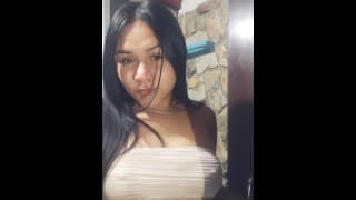 Sexy colombiana tocándose en el baño