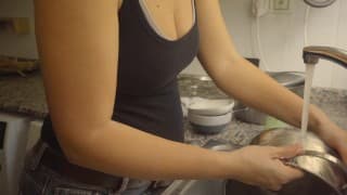 用皮带在牛仔裤里洗碗