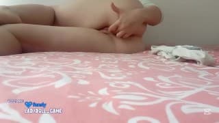 mostrando su coño y su trasero en camara