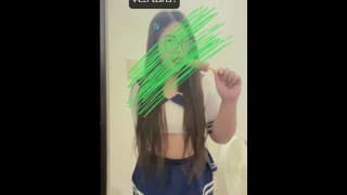 她喜欢玩玩具