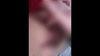 看我用手指抚摸我紧绷的阴户