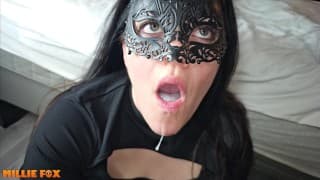 饥渴的业余熟女变成精液喷泉并吞下白色和奶油精液 - Millie Fox