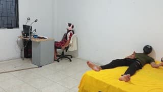 我的继妹坐在角落里，而我手淫