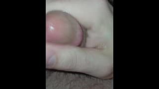 哦，我的上帝！抚摸我的大肥蘑菇头鸡巴的感觉真他妈的好！