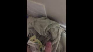 在马桶上撒尿
